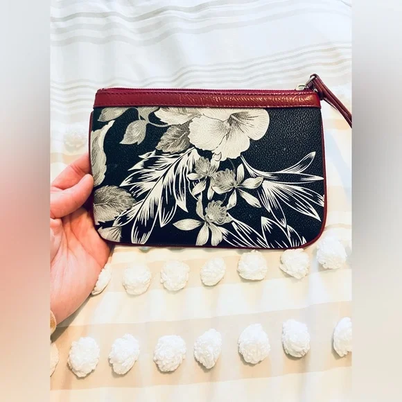 •Nine West Wristlet• - Picture 3 of 8